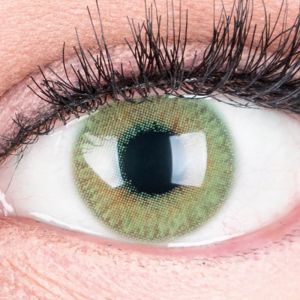 Das Produktfoto zeigt unsere Farbige Gruene Kontaktlinse Grace Green in einem echten Auge