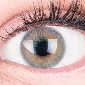 Das Produktfoto zeigt unsere Farbige Graue Kontaktlinse Jasmin Grey in einem echten Auge