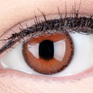 Das Produktfoto zeigt unsere Farbige Braune Kontaktlinse Mirel Choco in einem echten Auge