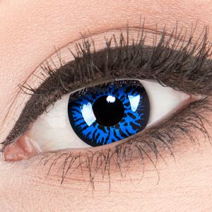 Das Produktfoto zeigt unsere Crazy blaue Farbige Kontaktlinse Blue Demon in einem echten Auge